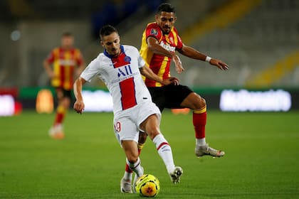 Facundo Medina, con la camiseta de Lens, en la marca sobre el español Pablo Sarabia, del PSG