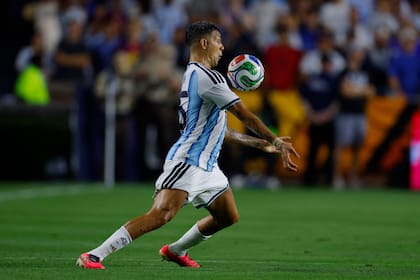 Facundo Medina será el lateral izquierdo titular en la selección argentina para enfrentar a Argelia