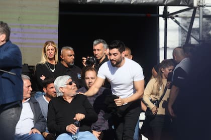 Facundo Moyano junto a su padre Hugo en el escenario