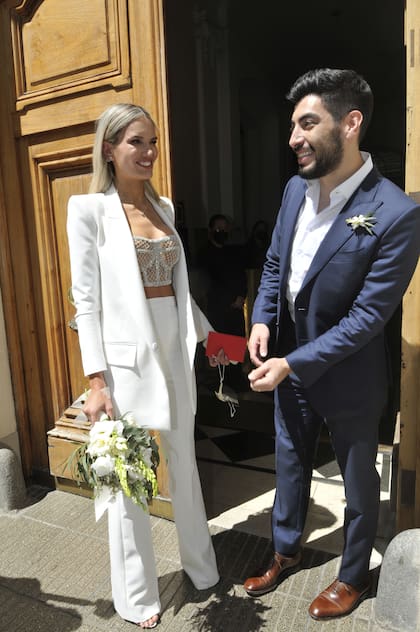 Facundo Moyano y Eva Bargiela a la salida del registro civil donde dieron el "sí, quiero"