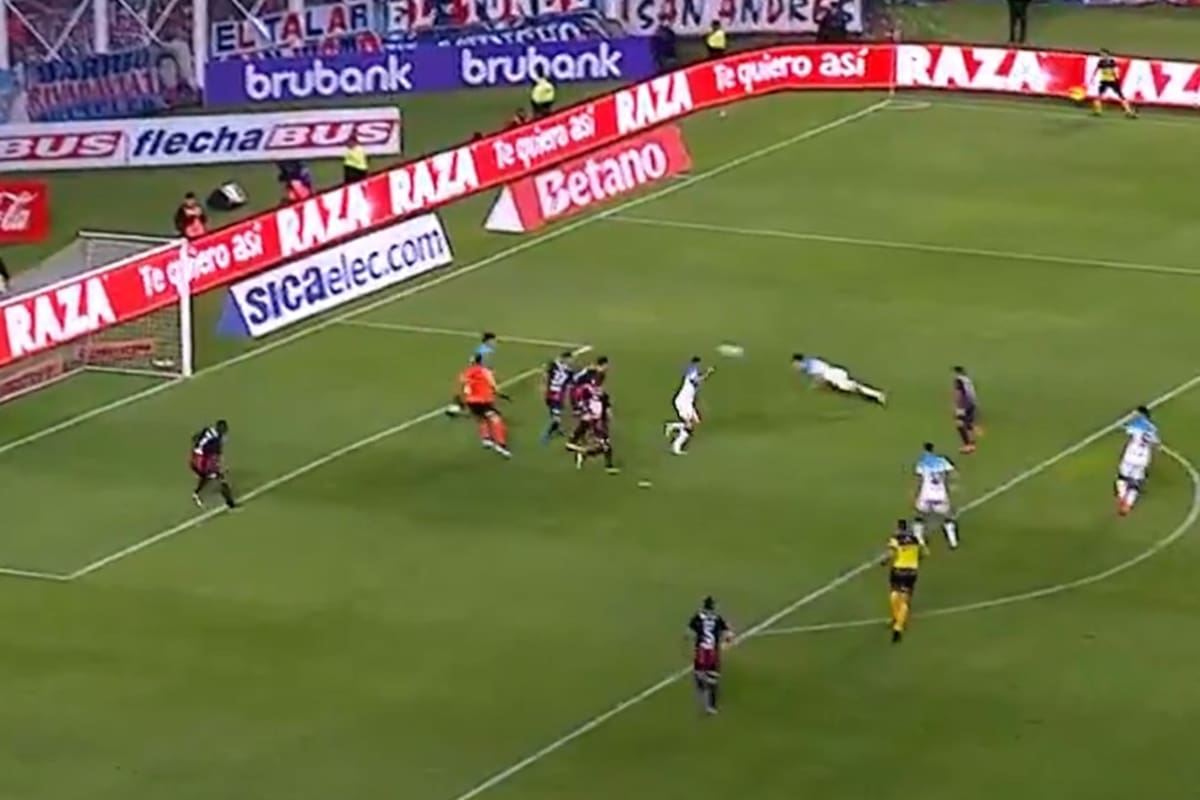 Facundo Mura anota con un cabezazo el 2-1 de Racing ante San Lorenzo, en el Nuevo Gasómetro; el lateral había hecho también (y de cabeza) el 1-1