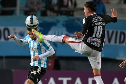 Facundo Mura, lateral de Racing, ante Gonzalo Napoli, de River de Uruguay; un resultado sorpresivo en Avellaneda