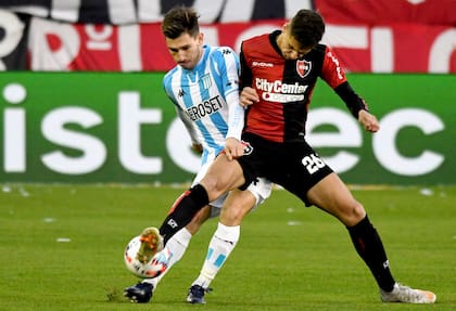 Facundo Mura, lateral de Racing, ante Ramiro Sordo