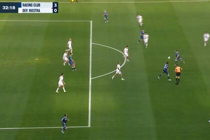 Facundo Mura saca el zurdazo que se transformará en el 3-0 de Racing ante Deportivo Riestra en la cancha de Lanús, por la Copa Argentina
