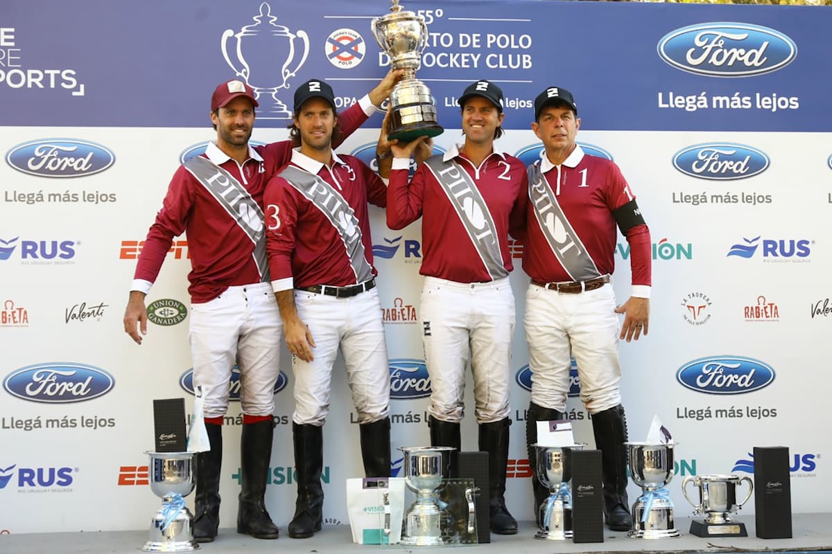 Facundo, Nicolás y Gonzalo (h.) Pieres y el patrón Curtis Pilot fueron los campeones del Abierto de Jockey Club en 2019, cuando le ganaron a Adolfo Cambiaso y otros dos polistas de La Dolfina.