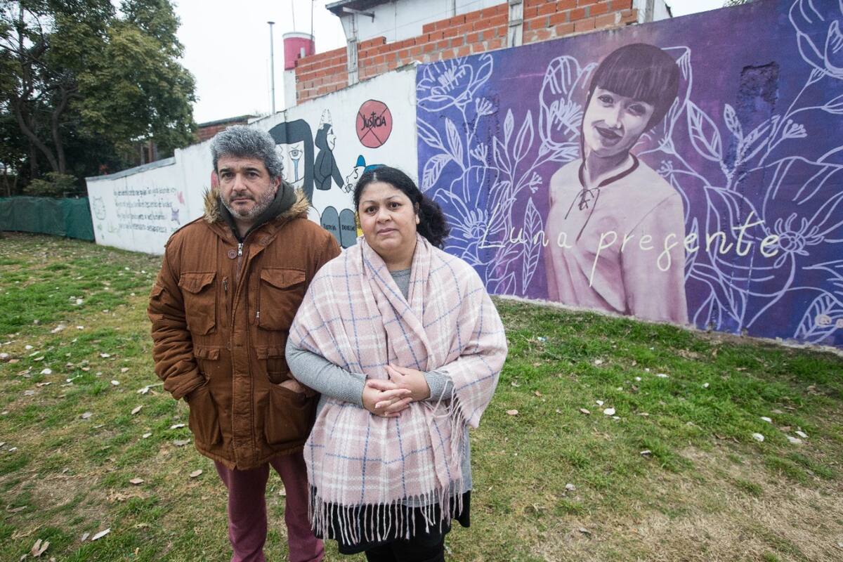 Facundo Ortiz y Marisa Rodríguez, frente al mural en homenaje a su hija, Luna, en el barrio Kanmar, de Benavídez