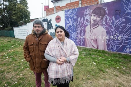 Facundo Ortiz y Marisa Rodríguez, frente al mural en homenaje a su hija, Luna, en el barrio Kanmar, de Benavídez