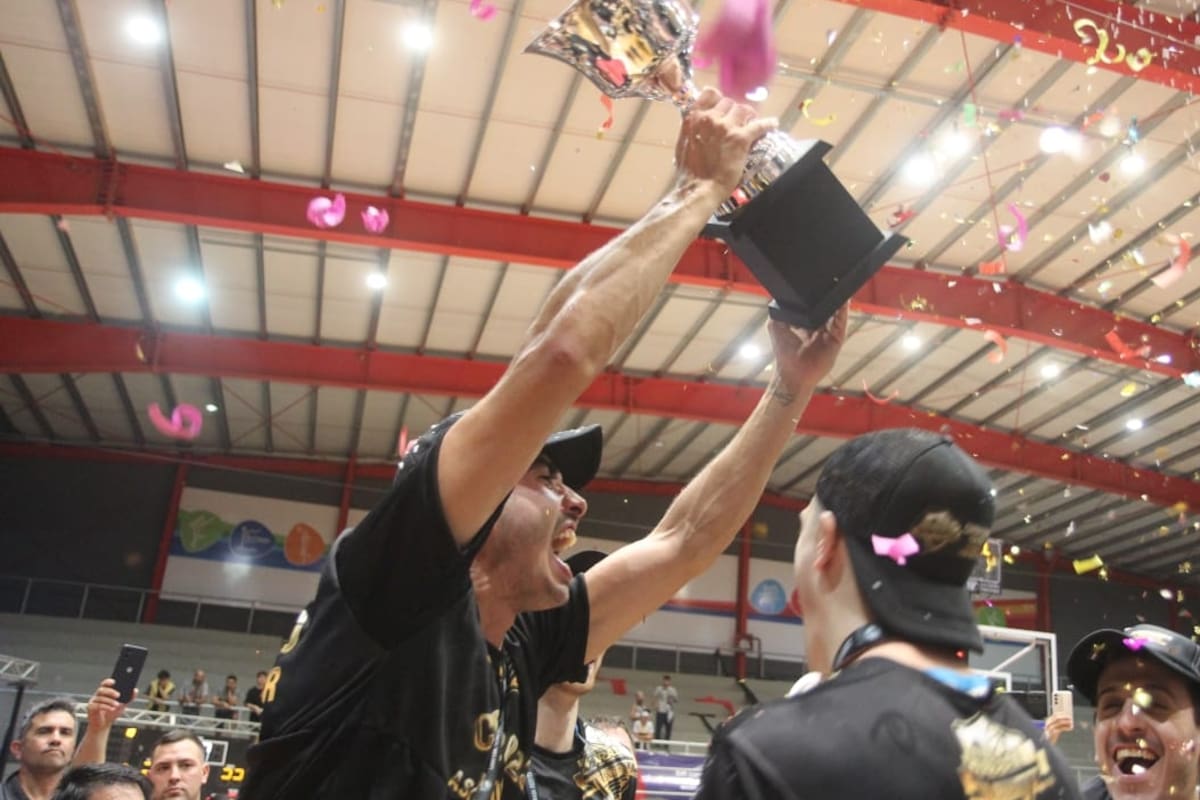 Facundo Pascolatt, que jugó en todas las categorías de Zárate Basket, levantó el trofeo de campeón de la Liga Argentina, la segunda categoría del básquetbol nacional.