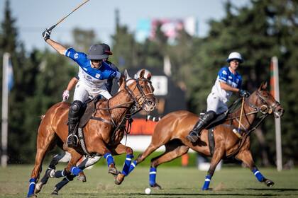 Facundo Pieres, a punto de hacer swing completo; el capitán es quien invitó a Torres Zavaleta a jugar en Estados Unidos y en la Argentina.