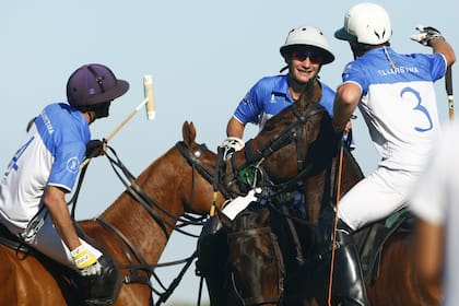 Facundo Pieres asiste al saludo de Camilo y Bartolomé (h.) Castagnola; los hermanos de 16 y 18 años ganaron el partido de más alto handicap de sus cortas vidas polísticas.