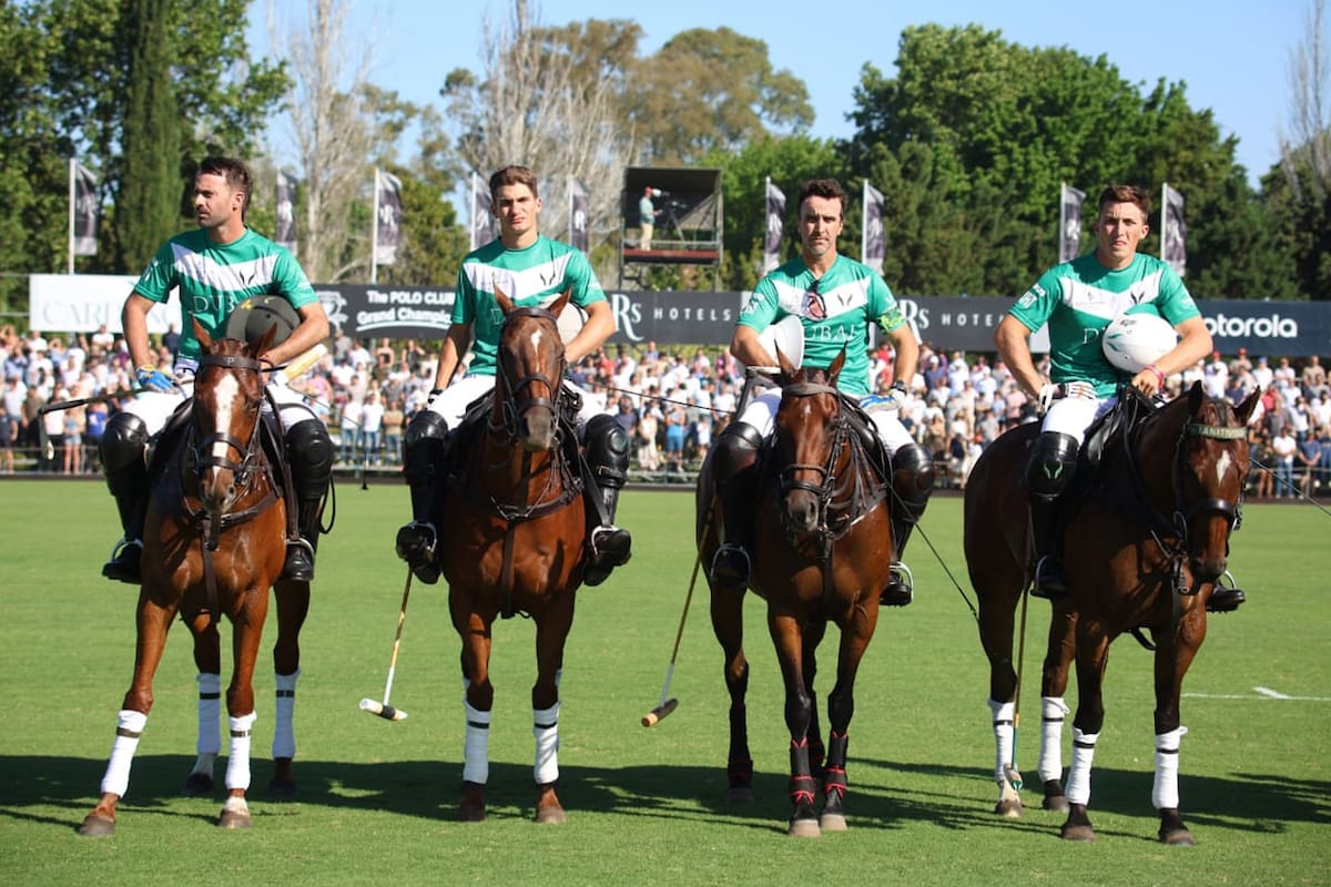 Facundo Pieres, Camilo Castagnola, Pablo Mac Donough y Bartolomé Castagnola (h.) iniciarán esta tarde su defensa del cetro del Abierto de Tortugas, frente a un cuarteto de jóvenes: Indios Chapaleufú.