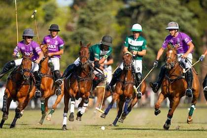Facundo Pieres con la bocha, ante una triple marca de La Hache: Paco De Narváez y Benjamín Panelo lo cierran y atrás llega Hilario Ulloa