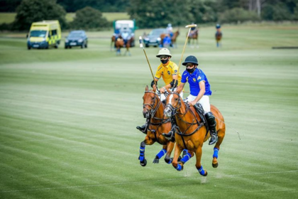 Facundo Pieres (derecha) en acción; el talentoso polista está en contra del límite de asistentes de los equipos y, sobre todo, del tope 10 de caballos por jugador, porque "nivela hacia abajo".