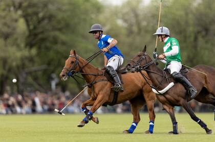 Facundo Pieres e Ignatius Du Plessis intercambiaron camisetas para esta temporada: el delantero está ahora en La Natividad y el sudafricano es el back de Ellerstina.