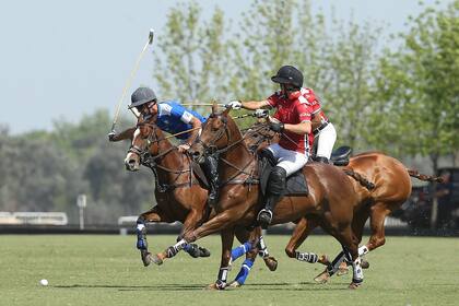 Facundo Pieres ejecuta un cogote; una vez más, el delantero fue el jugador más destacado de Ellerstina.