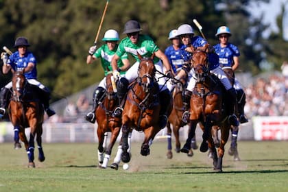 Facundo Pieres en acción en la final de Hurlingham 2024 contra La Dolfina, rival al que le hizo el gol de oro decisivo del último Argentino Abierto; "es lo más lindo que tiene nuestro deporte: esa cancha, ese torneo", se complace el delantero de La Natividad.