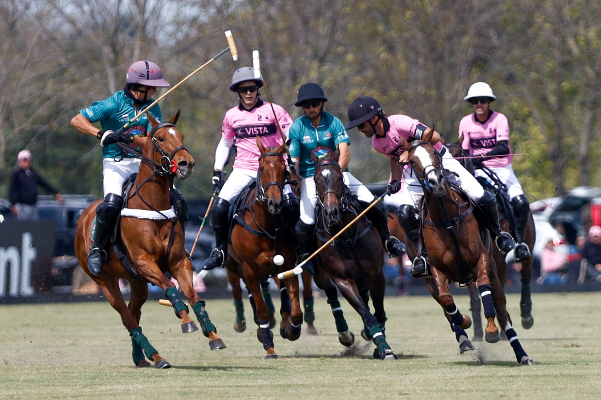 Facundo Pieres maniobra con la bocha en el aire ante Ignacio Viana y Facundo Llosa; Ellerstina-Indios Chapaleufú tuvo que trabajar bastante para doblegar a Don Ercole en el Abierto de Hurlingham.