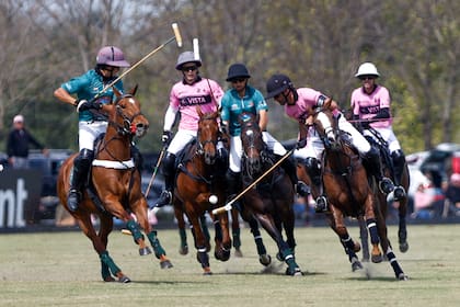 Facundo Pieres maniobra con la bocha en el aire ante Ignacio Viana y Facundo Llosa; Ellerstina-Indios Chapaleufú tuvo que trabajar bastante para doblegar a Don Ercole en el Abierto de Hurlingham.