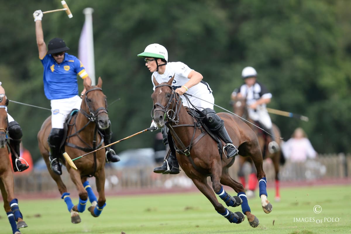 Facundo Pieres marca un supuesto foul y Bartolomé Castagnola (h.) va por la bocha; criterioso, Barto juega a los 19 años como si fuera un veterano.
