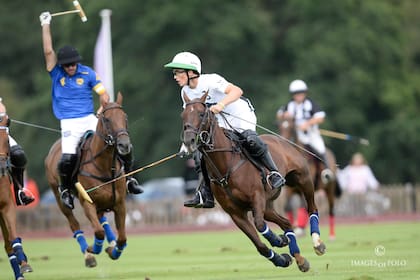 Facundo Pieres marca un supuesto foul y Bartolomé Castagnola (h.) va por la bocha; criterioso, Barto juega a los 19 años como si fuera un veterano.