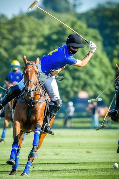 Facundo Pieres se apresta a golpear de revés; el back menciona que en los días de calor el tapabocas obligatorio dificulta respirar.