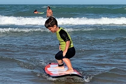 Joaquín tiene 10 años, vive en Mar del Plata y le encanta practicar surf