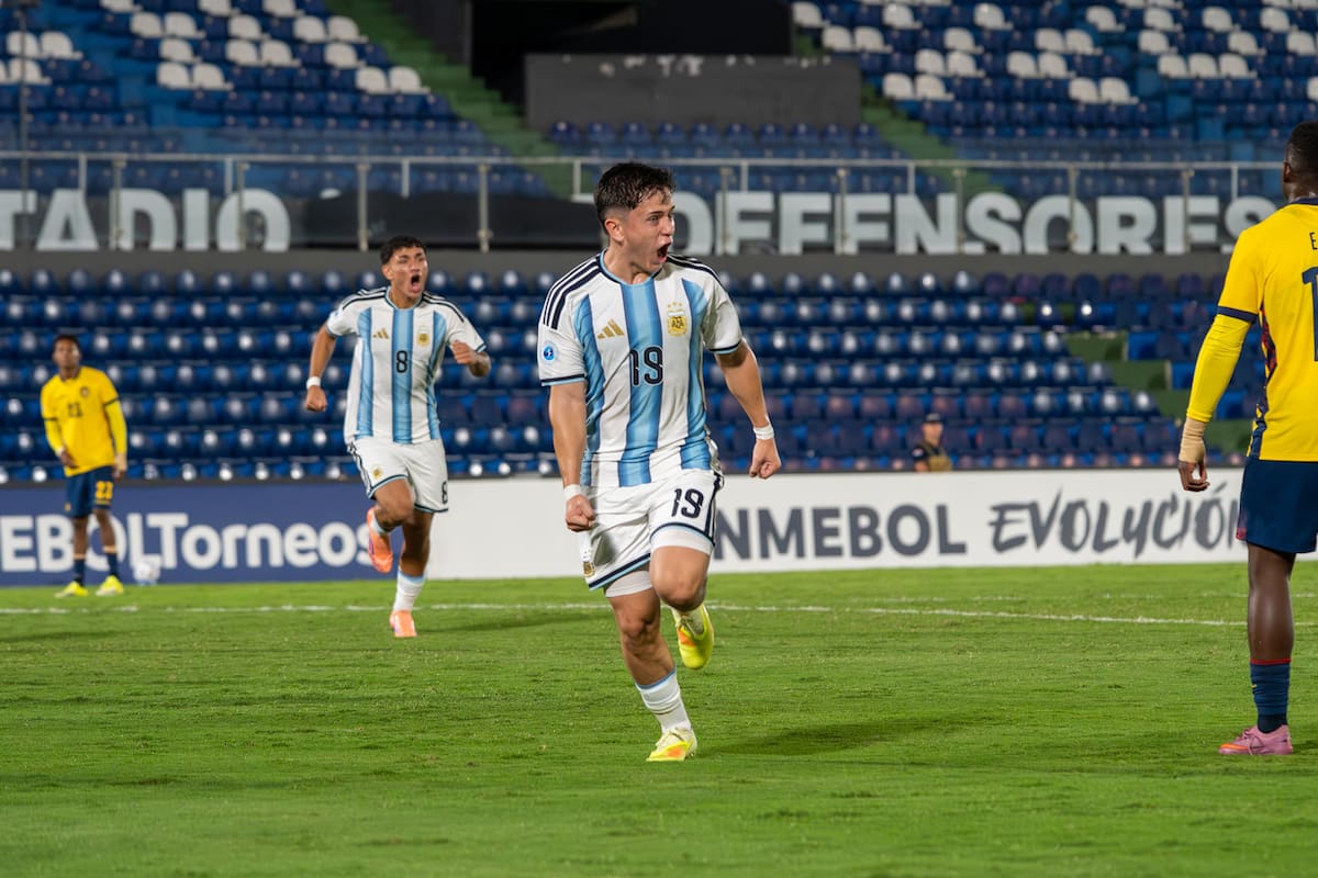 Facundo Salinas festeja su gol en la semifinal que la selección argentina sub 17 le ganó a la de Ecuador en el estadio Defensores del Chaco, por el Sudamericano de Paraguay.