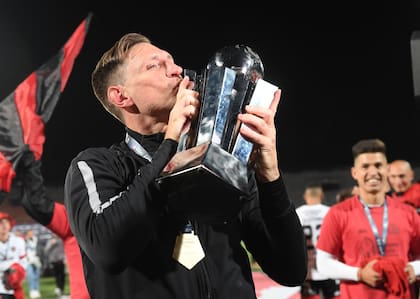 Facundo Sava, con la copa, todo un símbolo