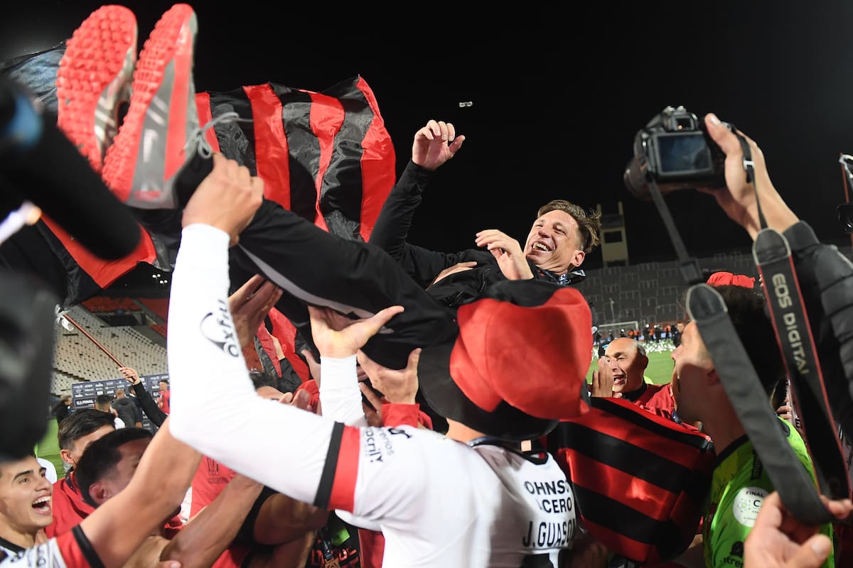 Facundo Sava, DT de Patronato, en las alturas: el campeón de la Copa Argentina 2022