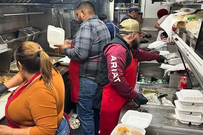 Facundo Segura y su familia trabajan a diario en el food truck para alimentar a los implicados de los incendios de California
