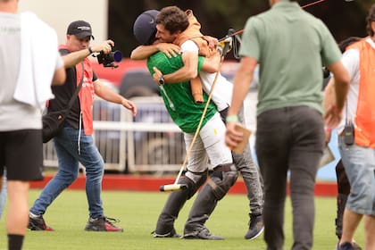 Facundo Sola, la figura del partido contra Indios Chapaleufú, se abraza con Hilario Ulloa, campeón un día antes en el Abierto de Tortugas: gran fin de semana para La Hache.