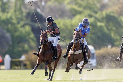 Facundo Sola pega de revés a fondo, vigilado de cerca por Elizalde; el delantero cordobés de La Ensenada-RS Murus Sanctus quiere recobrar este año su nivel en la Triple Corona.