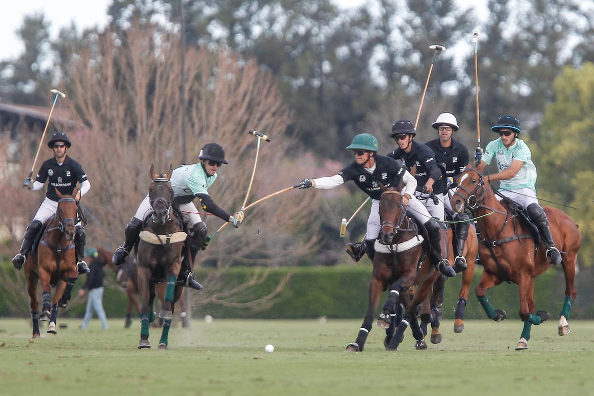 Facundo Sola va a pegar de revés y el sudafricano Ignatius Du Plessis trata de trabarle el taco; triunfazo de La Hache Cría y Polo y golpazo para Ellerstina en el Abierto de Tortugas.
