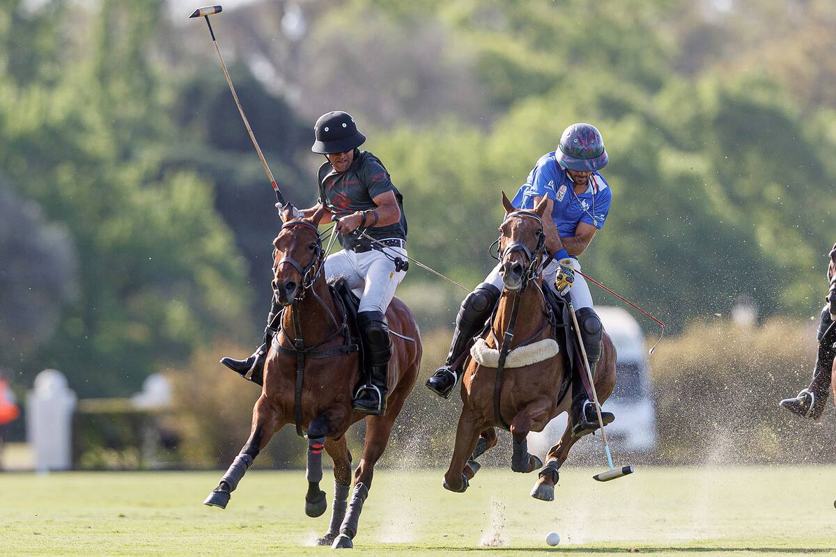 Facundo Sola vuela sobre una de las canchas de Tortugas y pega de revés ante Francisco Elizalde, en la final por la copa subsidiaria que La Ensenada-Murus Sanctus le ganó por medio gol con handicap a La Irenita; este sábado ambos se verán de nuevo, en Palermo.