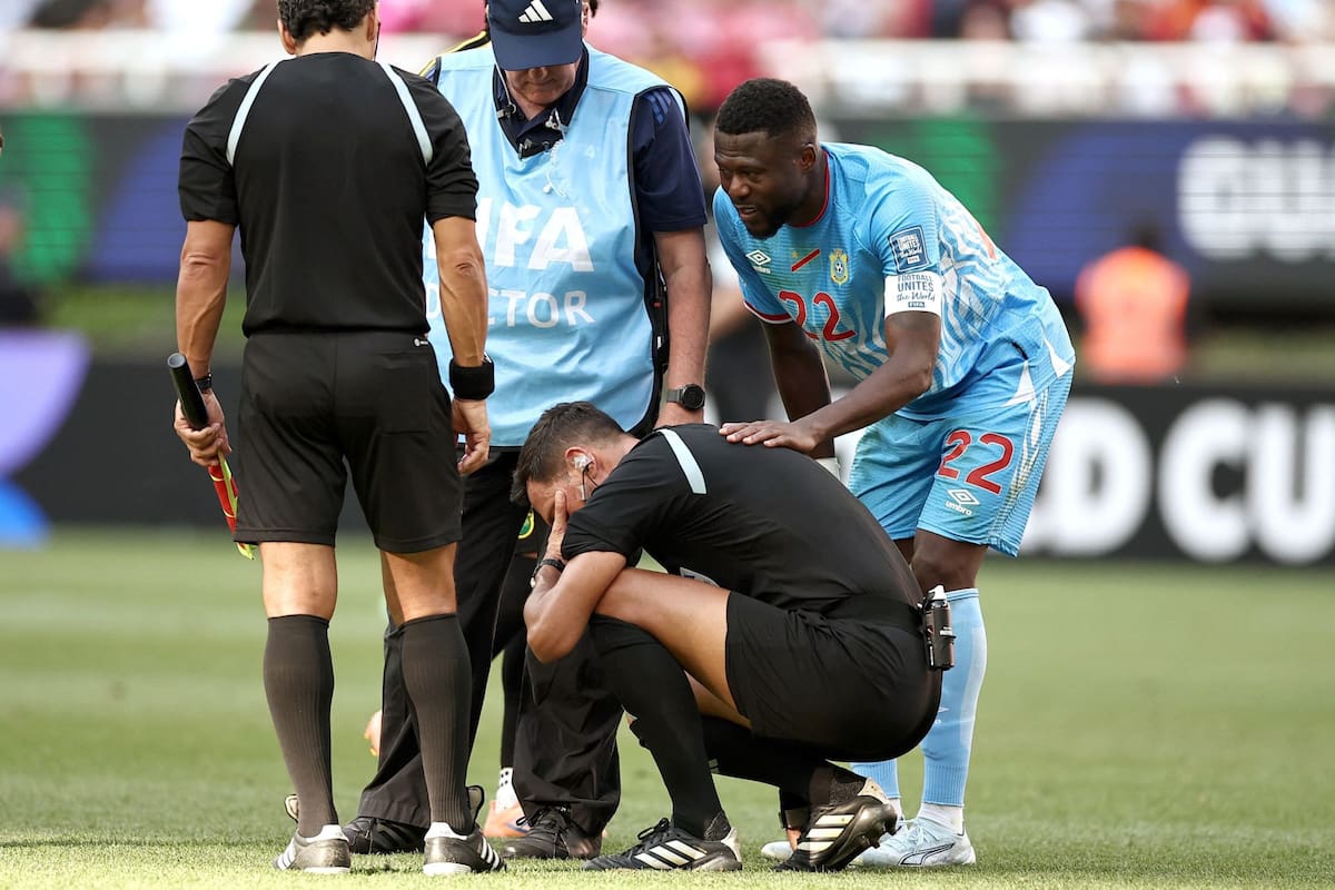 Facundo Tello, conmovido, es consolado por un jugador de Congo