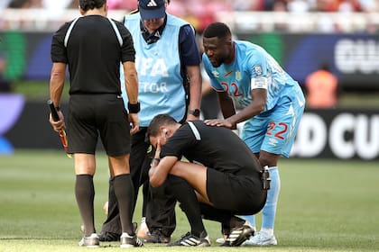 Facundo Tello, conmovido, es consolado por un jugador de Congo