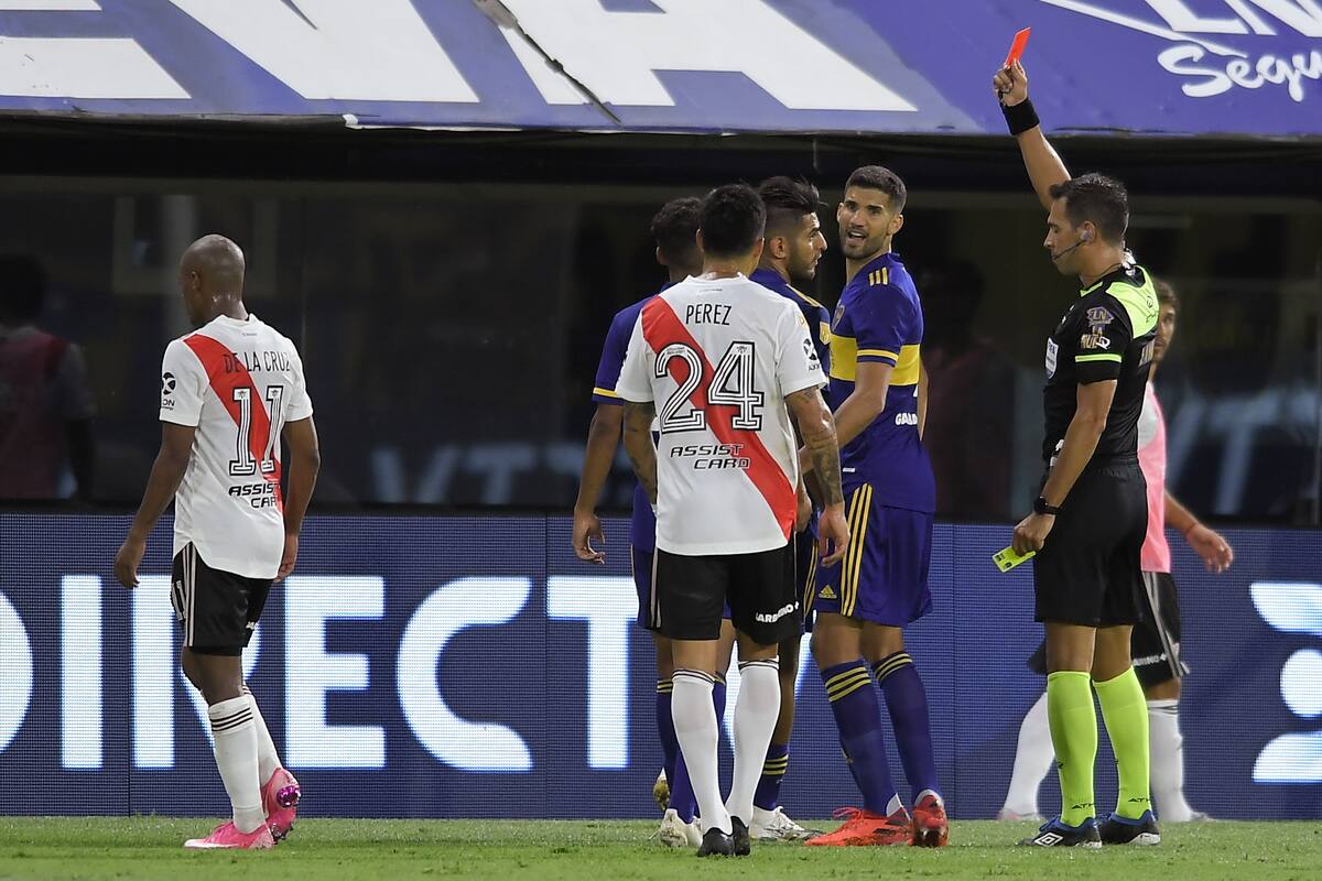 Facundo Tello le muestra la roja a Carlos Zambrano durante el superclásico entre Boca y River. Russo está convencido de que el defensor peruano pudo haberla evitado