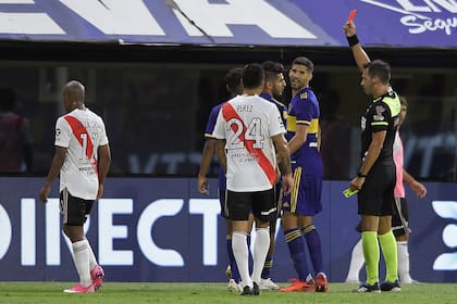 Facundo Tello le muestra la roja a Carlos Zambrano durante el superclásico entre Boca y River. Russo está convencido de que el defensor peruano pudo haberla evitado