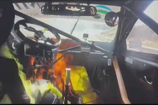 El video que muestra el instante en que un auto se prendió fuego con el piloto dentro en el circuito de Oberá