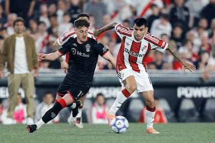 Facundo Waller marca a Ángel Correa