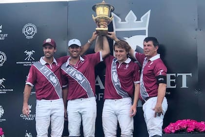 Facundo y Gonzalo Pieres, con Matías González y Curtis Pilot, del equipo Pilot, campeón en Palm Beach