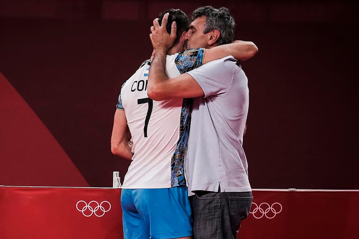 Facundo y Hugo Conte, en un abrazo que será recordado toda la vida por el deporte argentino