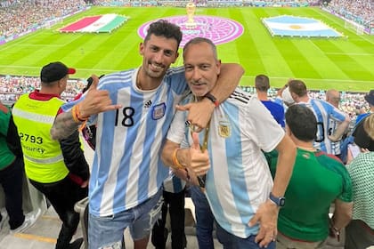 Facundo y Luis Aguirre antes del partido entre Argentina y México.
Luis es un hincha argetnino agredido por hinchas mexicanos