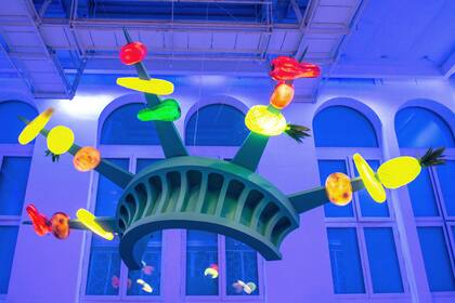 La reproducción de la corona de la Estatua de la Libertad de El Internacional, convertida en brochette, en el Faena Art Center