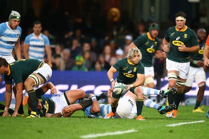 Faf de Klerk, el medio-scrum de estos últimos muy buenos años de Sudáfrica, suele lucirse frente a los Pumas.