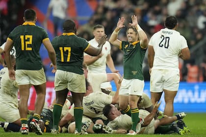 Faf de Klerk celebra con  Ox Nche el triunfo de Sudáfrica ante Inglaterra en la semifinal del Mundial de rugby