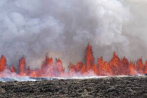 Impactantes imágenes de la erupción del volcán que amenaza a un pueblo en Islandia