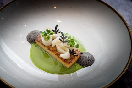 Fainá de provolone, calamar gigante, tapenade de olivas verdes sanjuaninas y pesto de perejil y albahaca