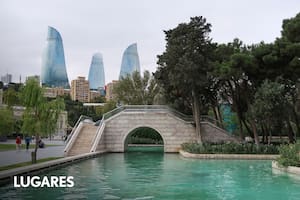 Ultramoderna, combina rascacielos y lujo con una rica herencia medieval