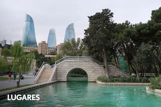 Ultramoderna, combina rascacielos y lujo con una rica herencia medieval